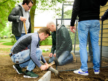 4 men building an enclosure