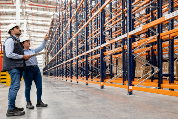 Medewerkers die het stellingsysteem plaatsen Medewerkers die het stellingsysteem plaatsen